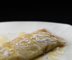 Crepes rellenos de manzana flambeados Crepes rellenos de manzana flambeados