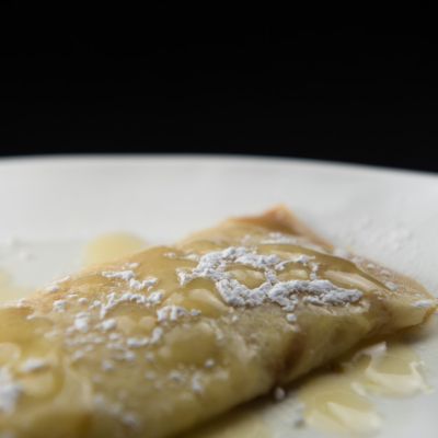 Crepes rellenos de manzana flambeados Crepes rellenos de manzana flambeados